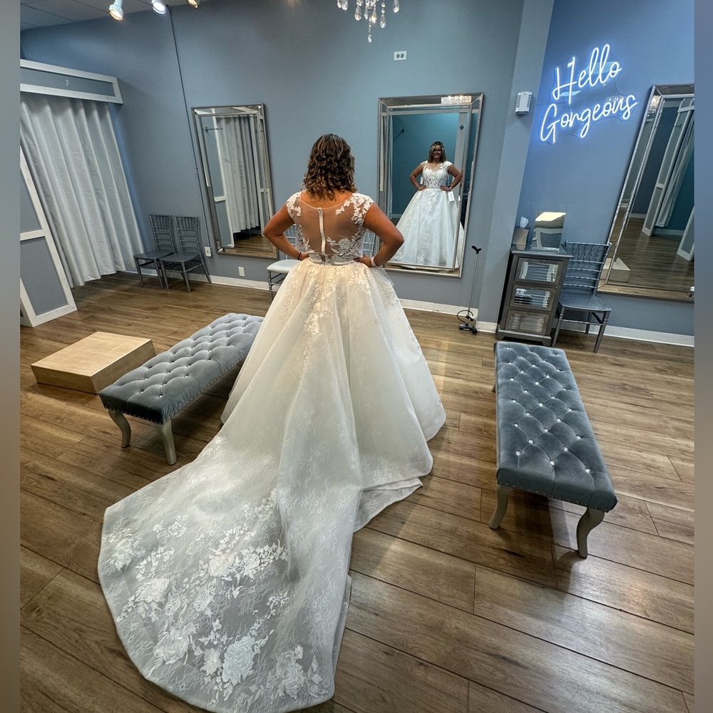 Elegant White Lace Wedding Dress